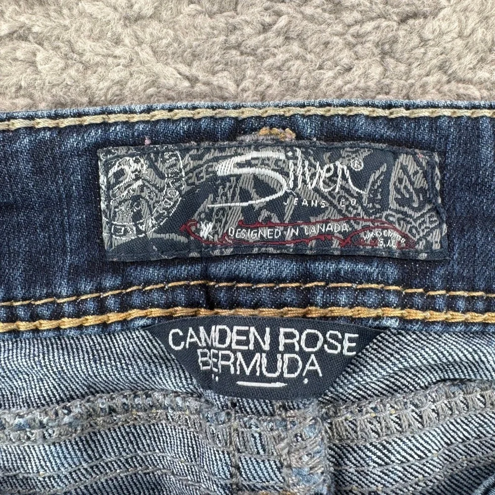 Silver Jeans Co Camden Rose Bermuda Shorts Dark Wash Denim Womens 29 L5021SSR470
